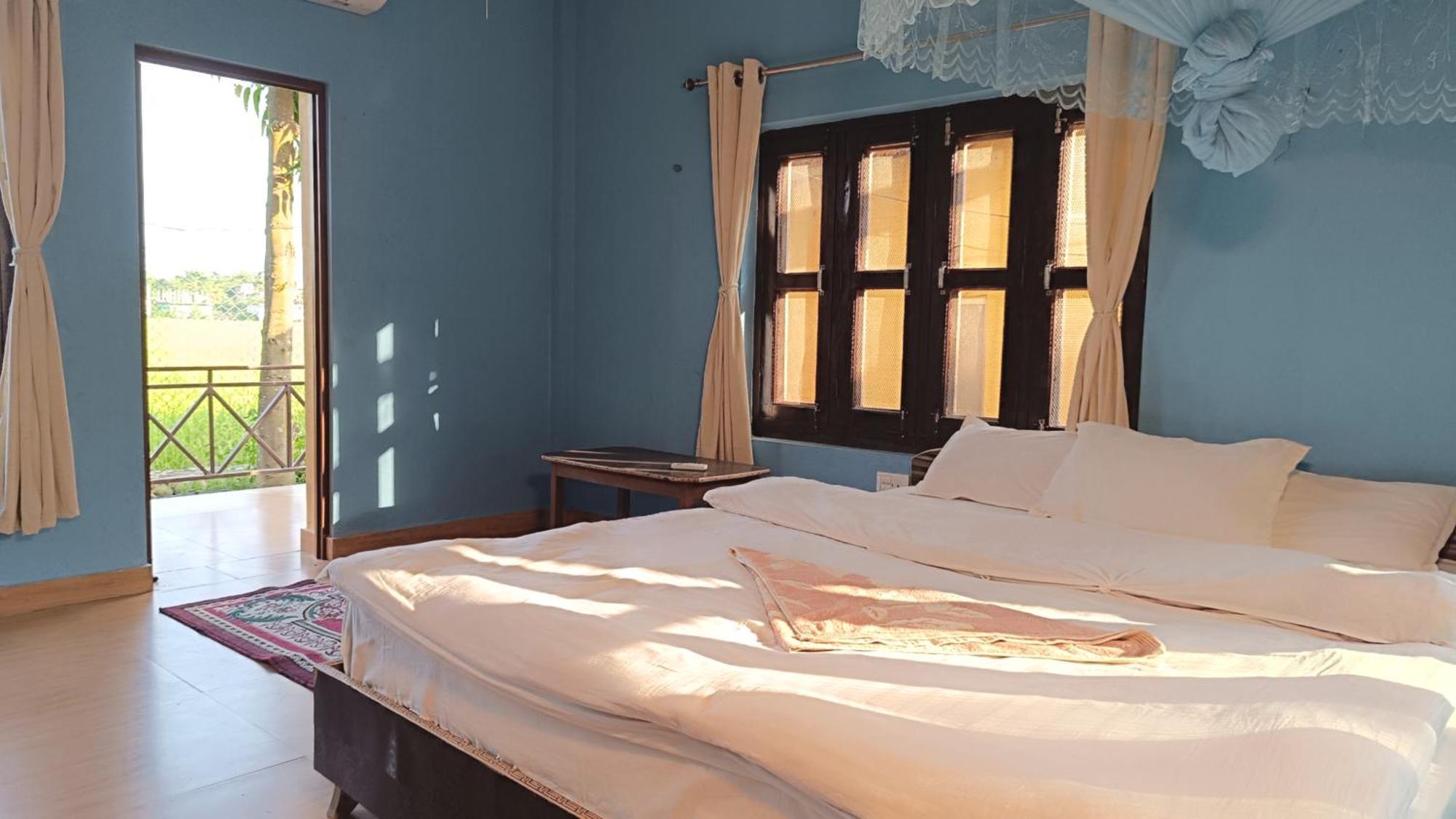 Mr. B'S Place Bardiya Номер фото