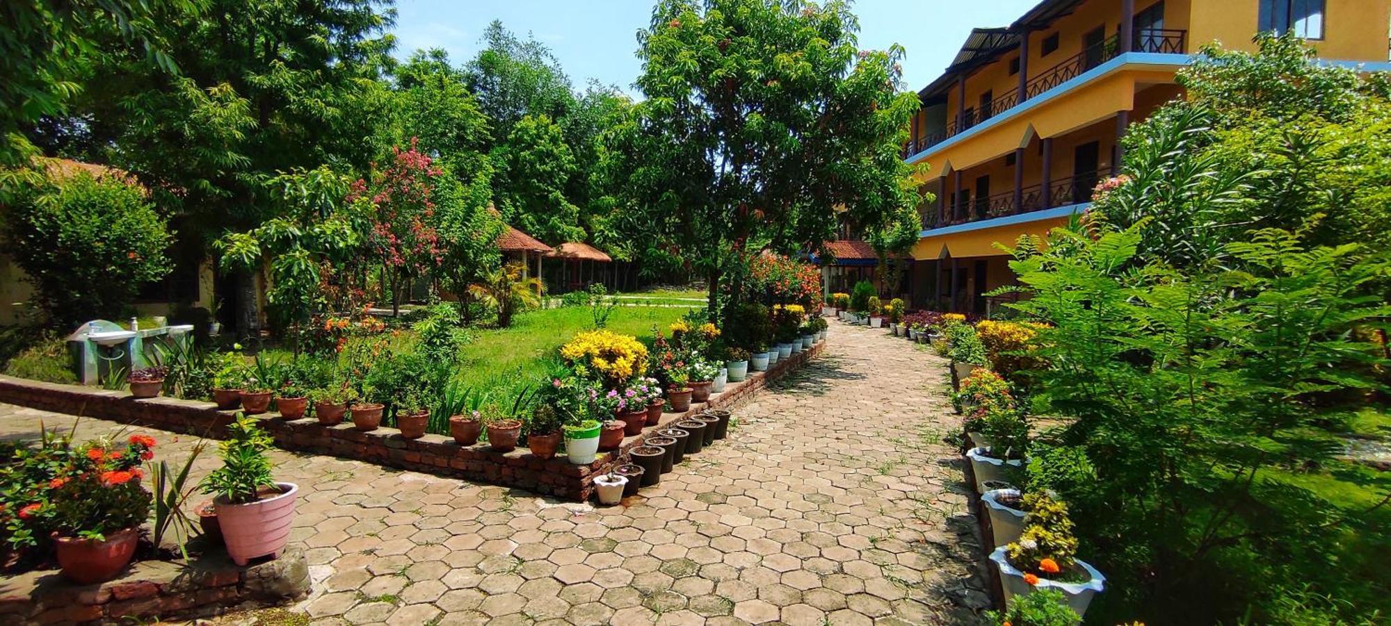Mr. B'S Place Bardiya Экстерьер фото